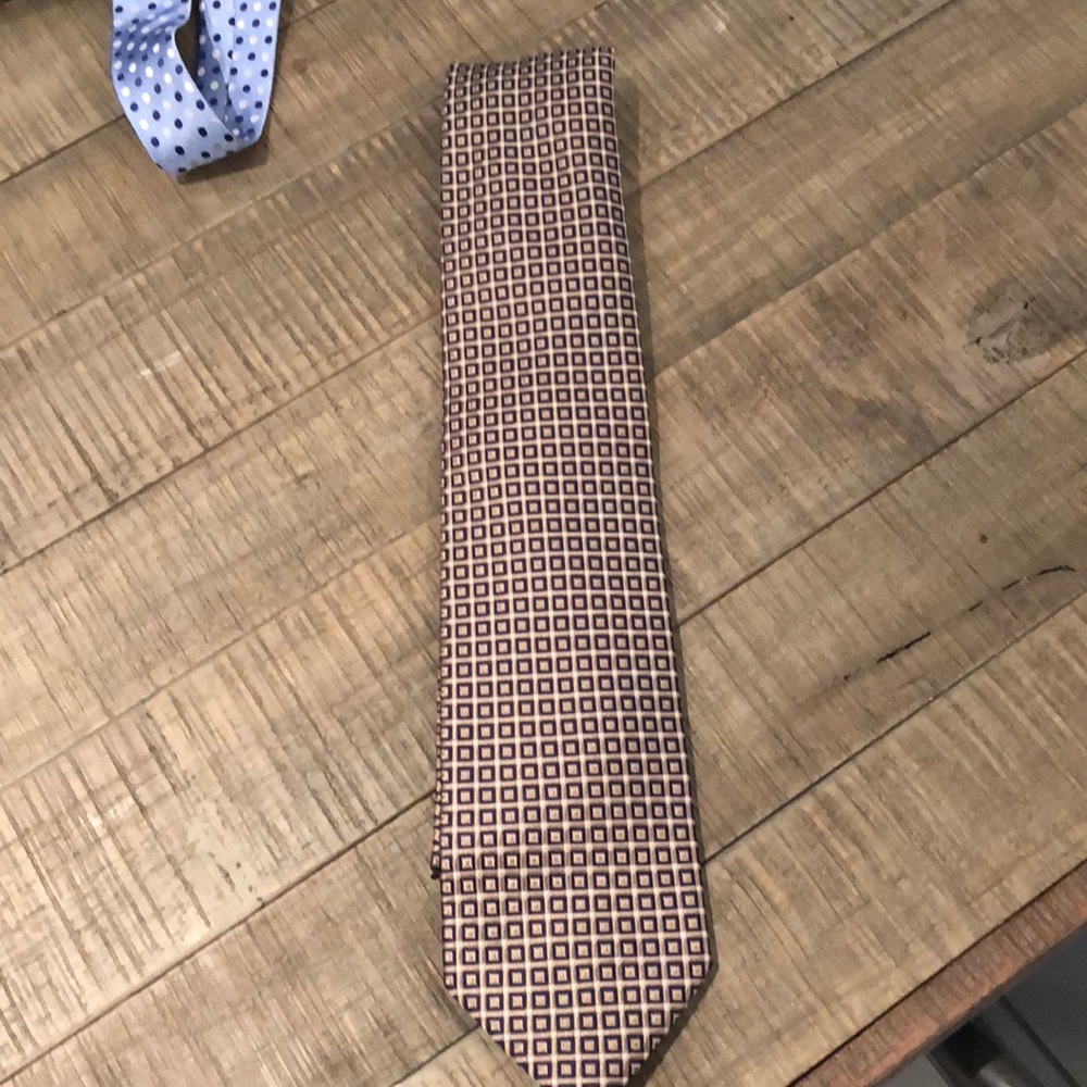Geoffrey Beene tie 3 and 1/2 inches wide